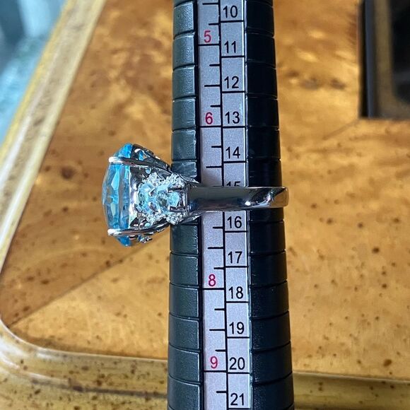 Genuine Sky Blue Topaz Sterling Silver Cocktail Ring Size 7 - Picture 9 of 10